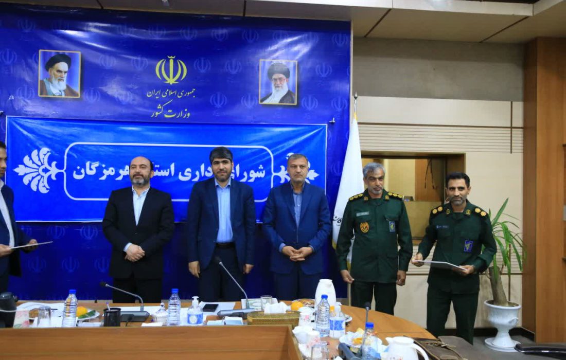 تجلیل معاون رئیس جمهور از مسئول بسیج کارگران و کارخانجات سپاه امام سجاد(ع) در نشست فوق العاده شورای اداری استان