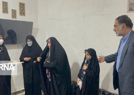 هدیه هیات دولت به خانواده شهید مدافع امنیت در قشم اهدا شد