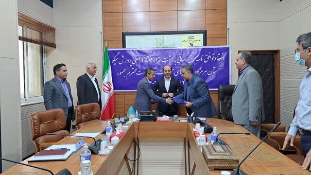 امضا سه تفاهم نامه جهت برق‌رسانی به مزارع پرورش میگو هرمزگان