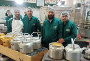 خدمت عاشقانه خادمیاران هرمزگانی در چایخانه حضرت رضا(ع)