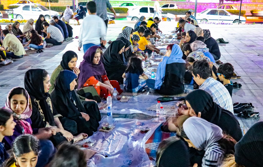 برپایی سفره افطار در بوستان‌های هرمزگان در روز طبیعت