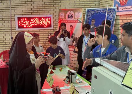 حضور فاطمه جراره در نمایشگاه دست ساخته‌های هنرآموزان بندرعباس