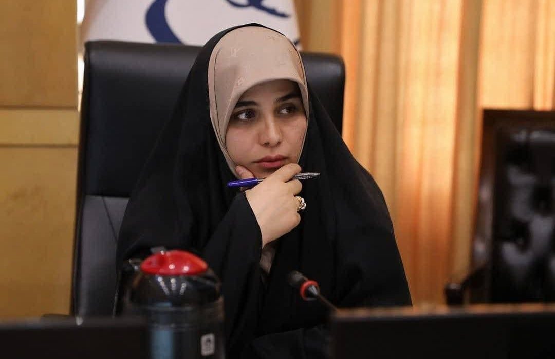 ادای احترام فاطمه جراره، نماینده هرمزگان، به دلاورمردان ارتش و خانواده‌های صبور آنان