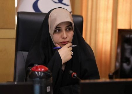 ادای احترام فاطمه جراره، نماینده هرمزگان، به دلاورمردان ارتش و خانواده‌های صبور آنان