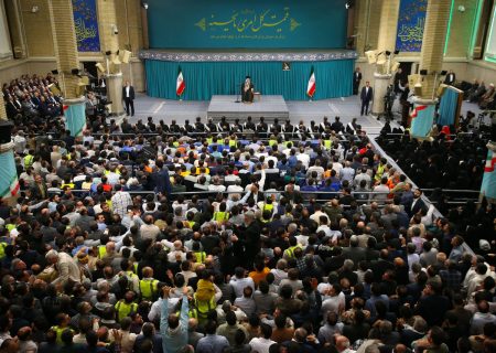 دیدار بیش از ۸۰ نفر از کارگران استان هرمزگان با رهبر معظم انقلاب