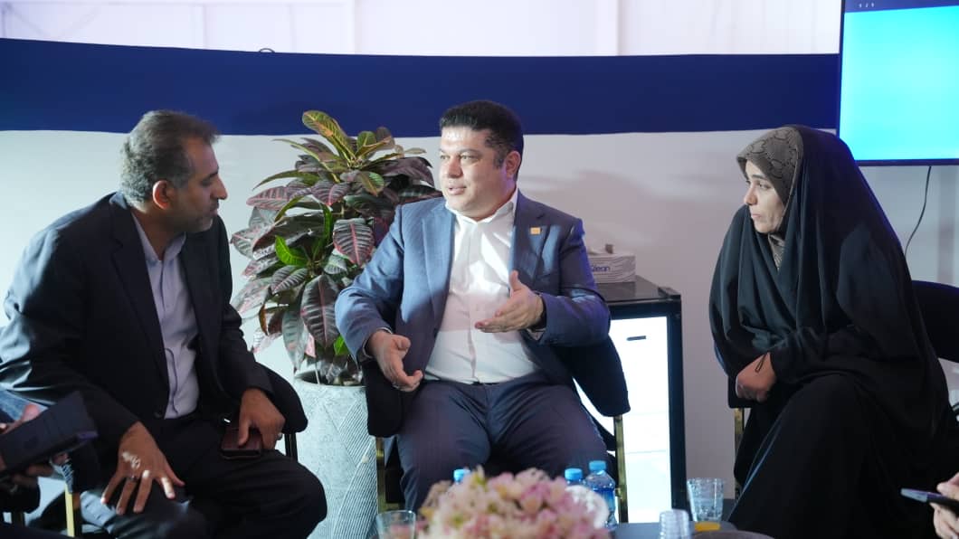 بازدید نمایندگان مجلس از غرفه شرکت پالایش نفت بندرعباس در نمایشگاه نفت و گاز