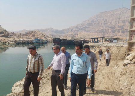 بازدید مدیرکل شیلات هرمزگان از روند اجرای پروژه بهسازی بندر صیادی جوادالائمه