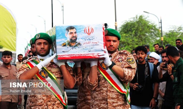 نمایش وفاداری مردم بندرعباس به آرمان‌های انقلاب اسلامی در مراسم تشییع شهید آذربادگان