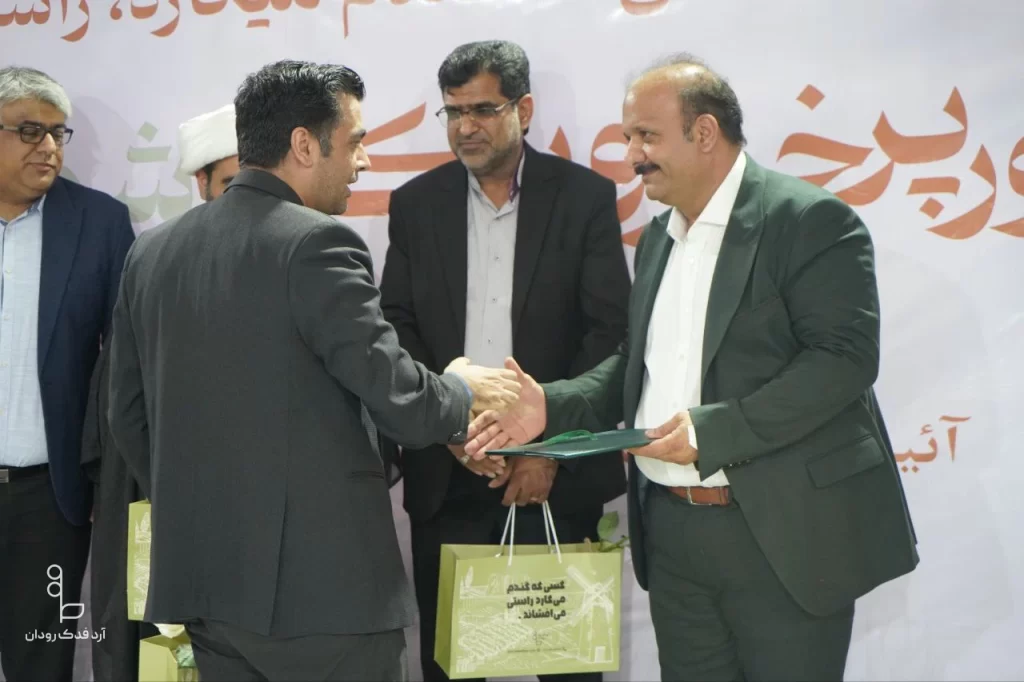 درخشش دانش‌آموزان سفیر استاندارد در رودان؛ تجلیل در کارخانه آرد فدک