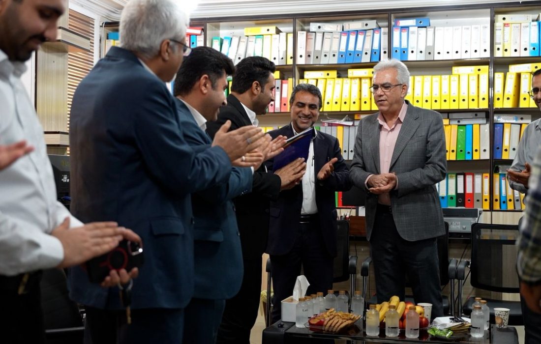 تجلیل از مدیرعامل تعاونی نفتکشداران هرمزگان به مناسبت هفته تعاون
