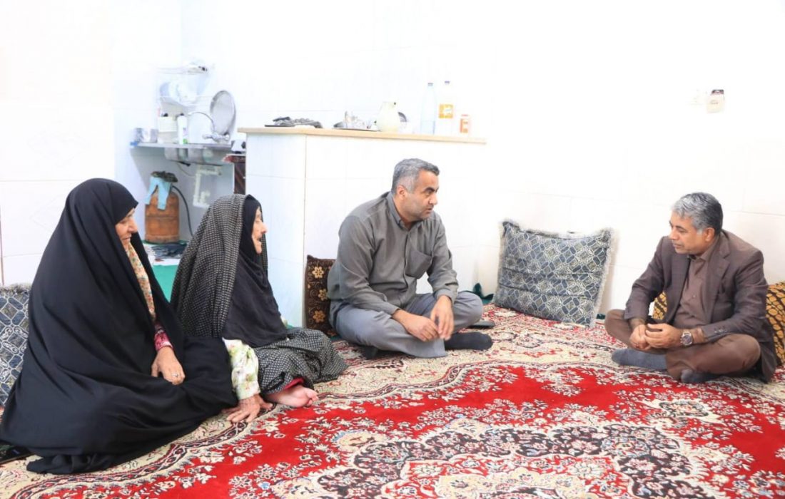 مدیرکل کتابخانه‌های عمومی هرمزگان با خانواده شهید حسین لشتغانی‌پور دیدار کرد