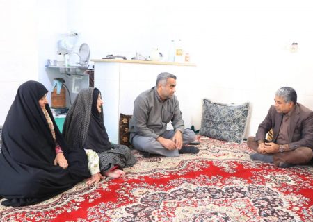 مدیرکل کتابخانه‌های عمومی هرمزگان با خانواده شهید حسین لشتغانی‌پور دیدار کرد