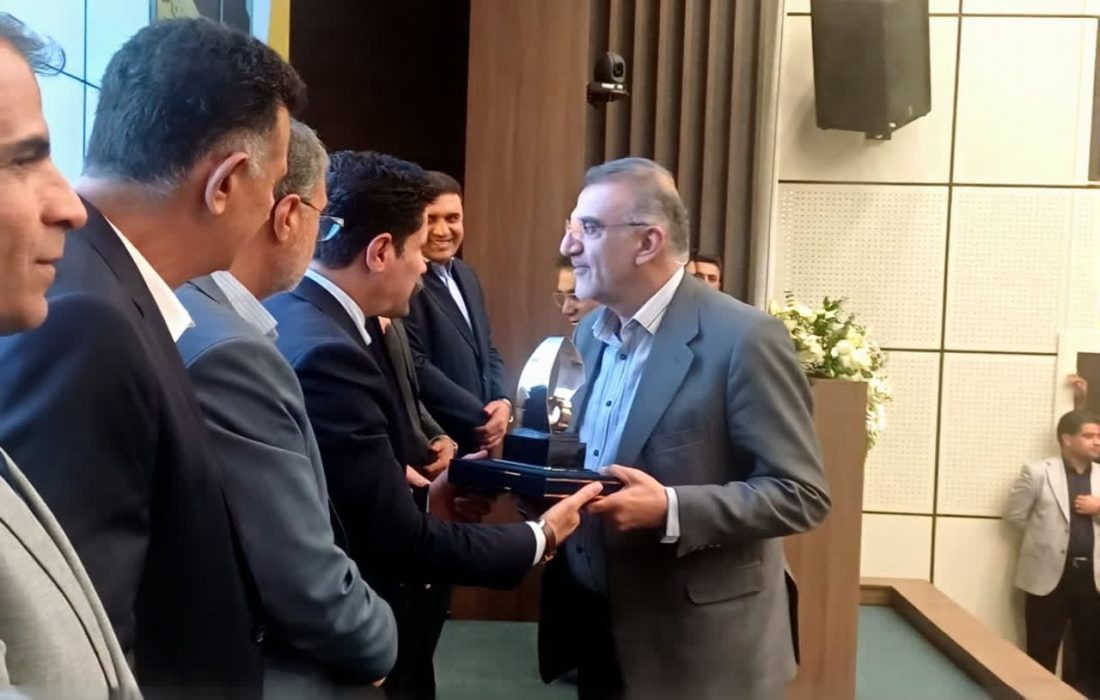 درخشش شرکت شیشه فلوت هرمز در همایش تجلیل از صنعتگران و معدنکاران نمونه هرمزگان