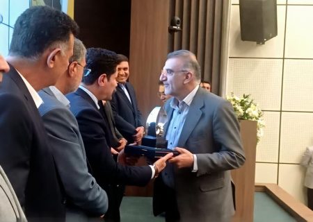 درخشش شرکت شیشه فلوت هرمز در همایش تجلیل از صنعتگران و معدنکاران نمونه هرمزگان