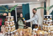 روایت بانوی کارآفرین پارسیانی در رویداد کندو و نمایشگاه مشاغل خانگی ؛ تولید ارده و فرآوردههای کنجدی بدون مواد نگهدارنده