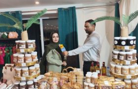روایت بانوی کارآفرین پارسیانی در رویداد کندو و نمایشگاه مشاغل خانگی ؛ تولید ارده و فرآورده‌های کنجدی بدون مواد نگهدارنده