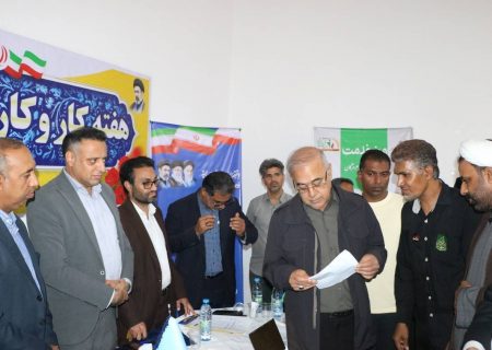 برپایی میز خدمت در مصلاهای نماز جمعه هرمزگان برای کوتاه کردن مسیر رسیدگی به مشکلات مردم