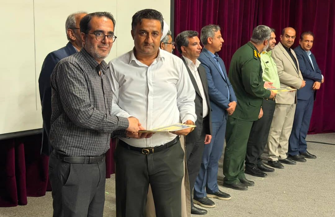 تجلیل از دهیار خلوص به عنوان دهیار برتر شهرستان بستک برای دومین سال پیاپی