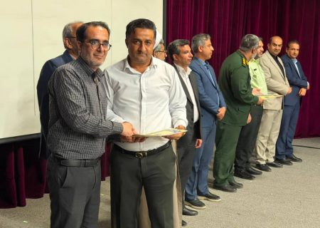 تجلیل از دهیار خلوص به عنوان دهیار برتر شهرستان بستک برای دومین سال پیاپی