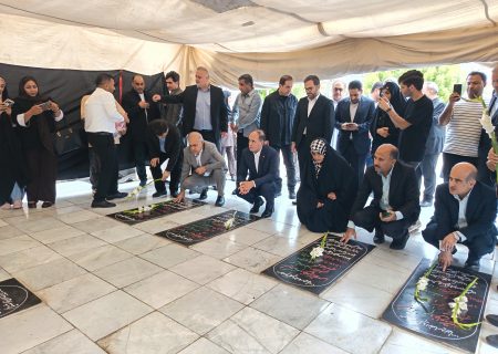 آیین غبارروبی گلزار شهدا با حضور وزیر جهاد کشاورزی، استاندار و نمایندگان مجلس در هفته دولت برگزار شد